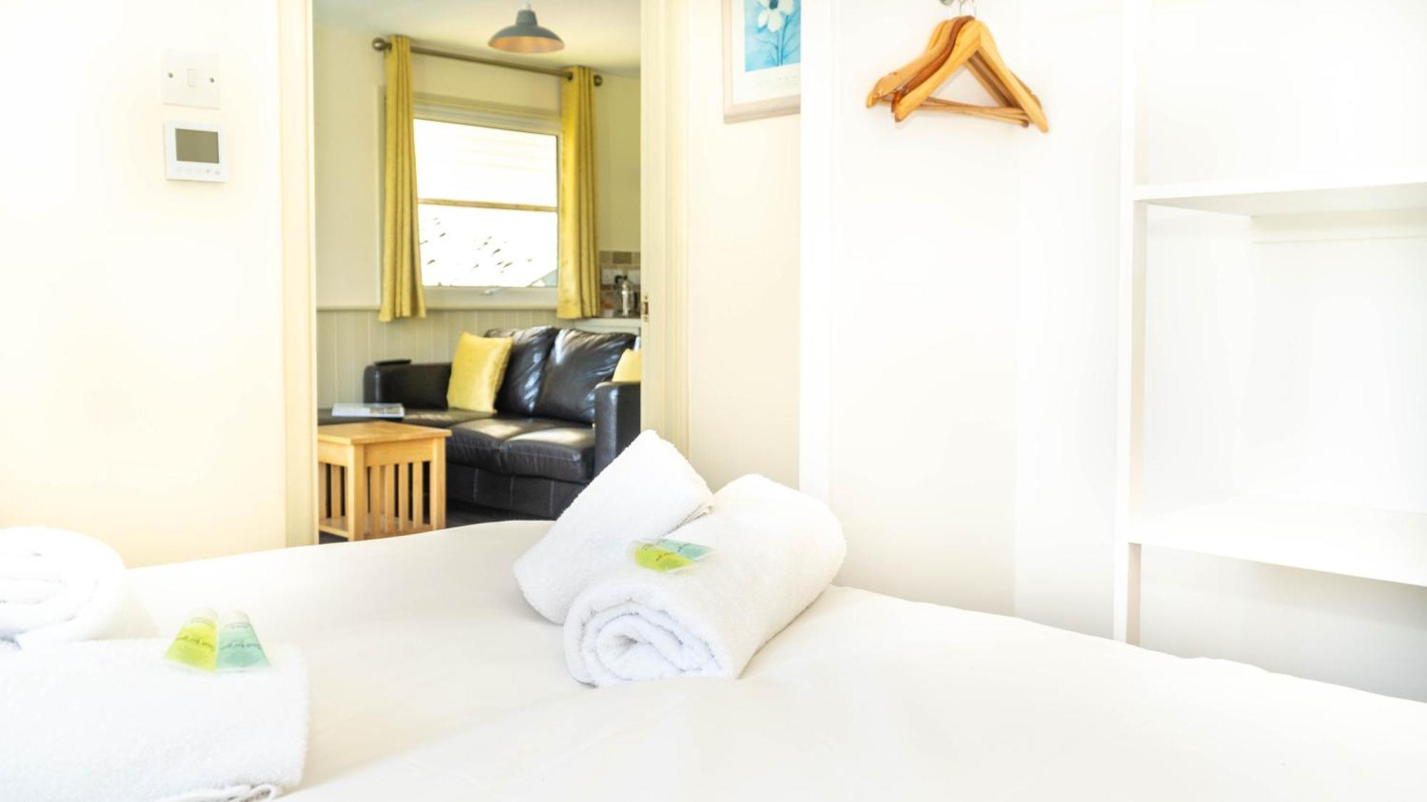 Ta Mill Cottages & Lodges - Meadowview Chalet 1 朗斯顿 外观 照片