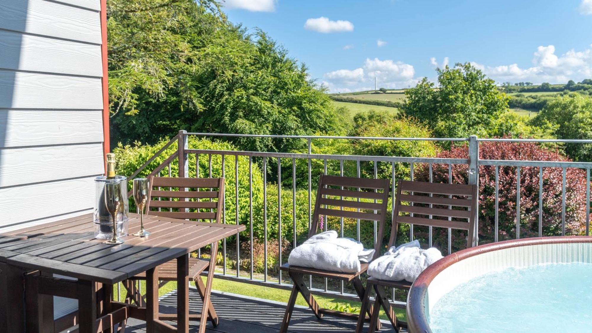 Ta Mill Cottages & Lodges - Meadowview Chalet 1 朗斯顿 外观 照片